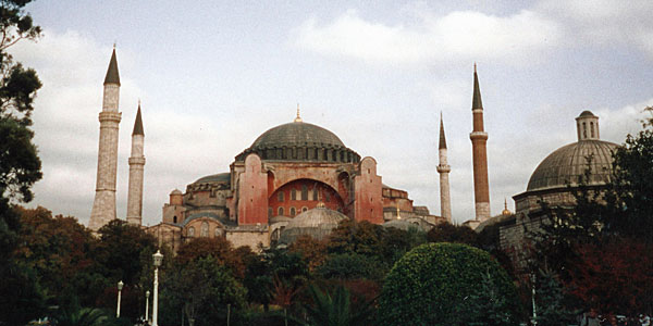 Istambul, Turquia - 02 De Novembro De 2014: Carros De Turismo No