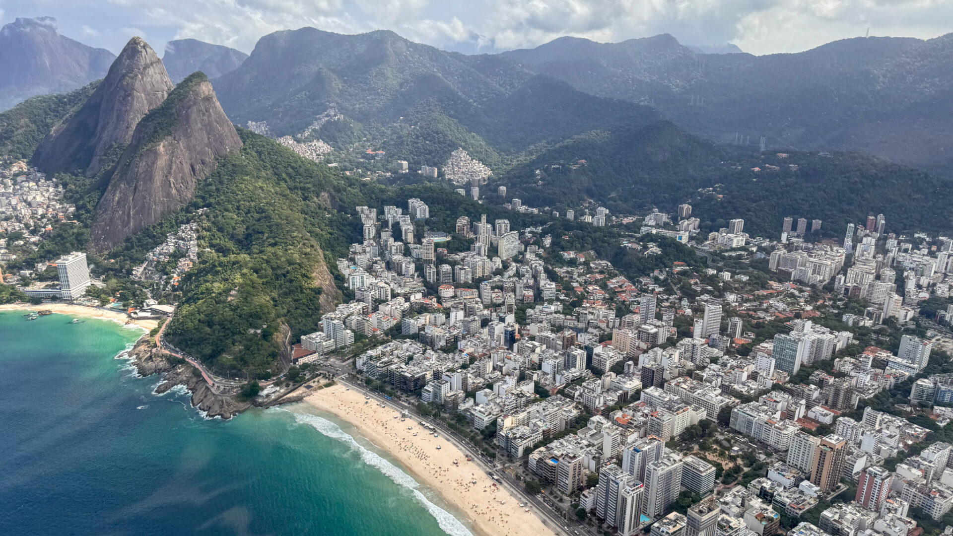 Passeio de helicóptero no Rio: Lebon e Dois Irmãos