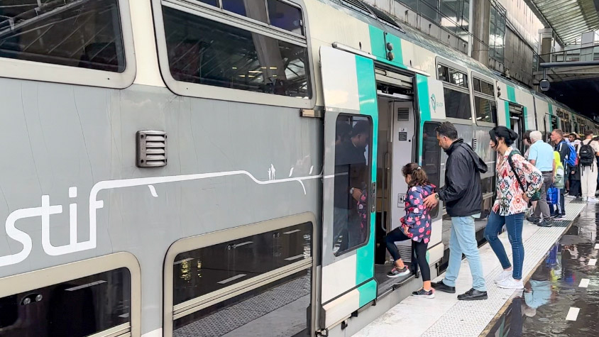 RER Paris com criança